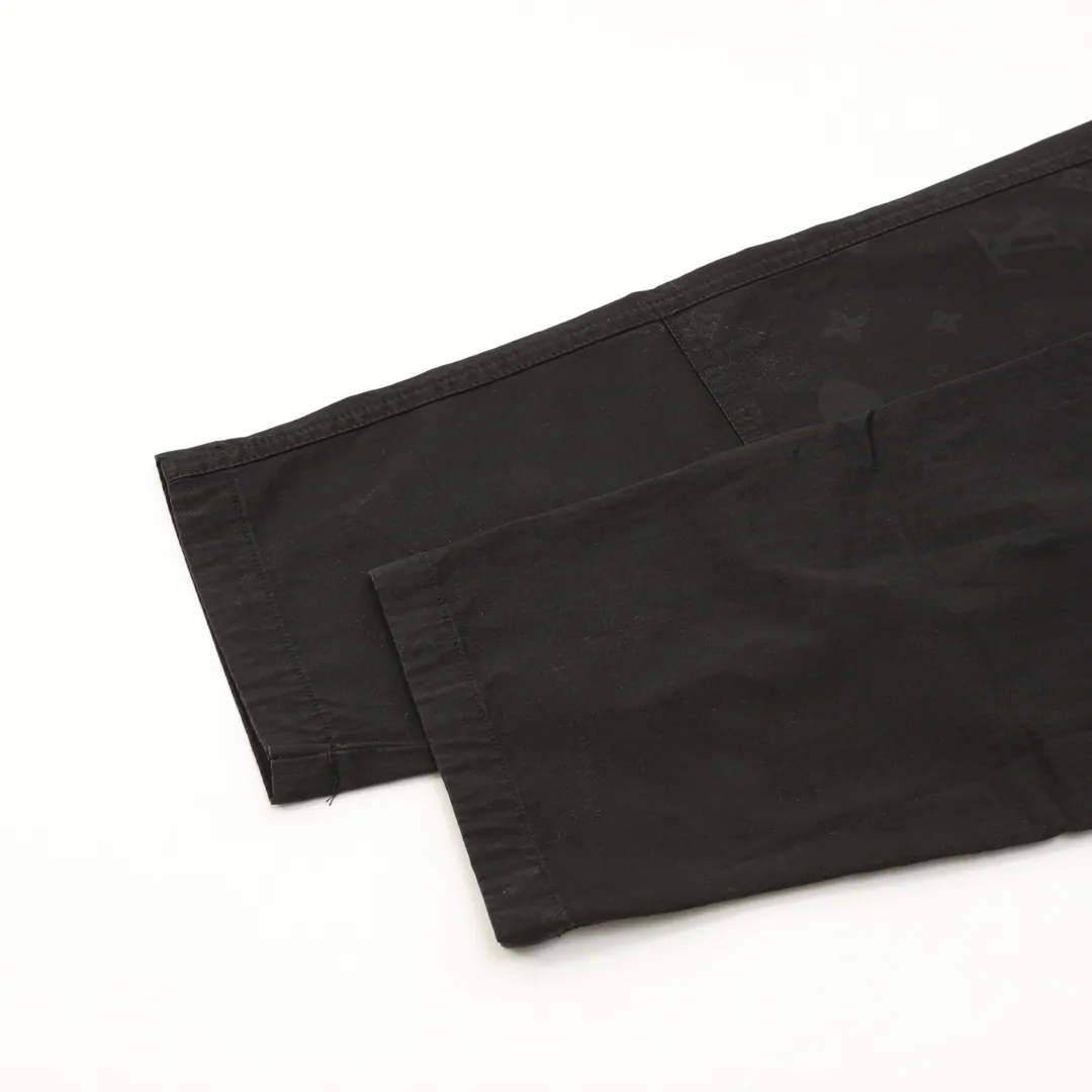 🅿️390 Louis Vuitton/Louis Vuitton workwear presbyopic letter trousers The fabric is made of custom-made canvas fabric, which is silky and super soft compared to the original. The texture and strands of the fabric are clear and obvious, and the drape is first-class. The workmanship is exquisite and meets the foreign trade export standards. There are 4.5 stitches per centimeter. Every seam is pressed with open thread, and the wiring is as neat as a ruler. , Made of woven floral cotton ribbon, the weaving is tight and soft to the touch. The embroidery process uses Behringer embroidery machine, which makes the embroidery color more full and the embroidery more three-dimensional. The pattern has good upper body effect. It is the same style for men and women. It is simple and versatile. When purchasing important items, feel free to compare the quality of any on the market! Size：XS-L